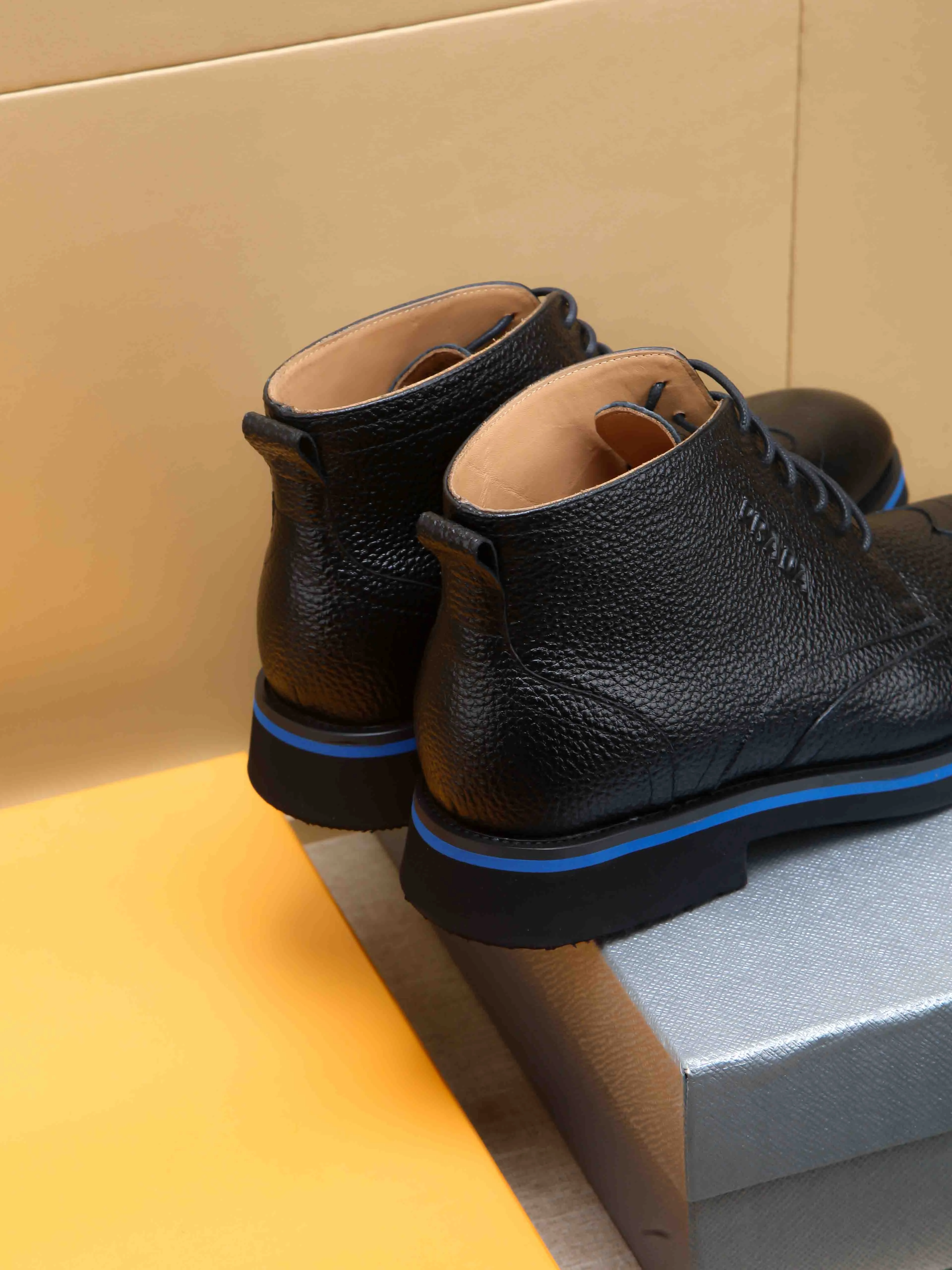 Men's shoes 💰620 💰 PRADA*——◾ Prada~Thick-soled men's shoes, original single-level perfect boutique, brogue style men's formal casual leather shoes, luxurious materials, imported cowhide, with water-dyed cowhide lining, 4.5cm increased PU foam lightweight outsole, perfectly restore the original classic, purchase the original 1:1 accurate replica, welcome all comparisons 🆚, the design is full of modernity, versatile and fashionable urban men! Size: 39-44 (38.45.46.47 customized)